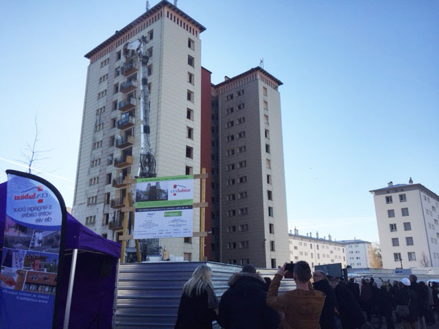 Premier coup de croqueuse pour la démolition d’une tour de 14 étages à Strasbourg