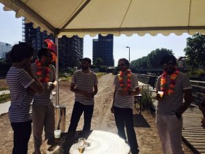 DISTRIBUTION DE COLLIERS DE FLEURS AUX COLLABORATEURS
