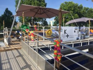 CHAPEAUX DE PAILLE ET COLLIERS DE FLEURS POUR DÉCORER LA PENICHE